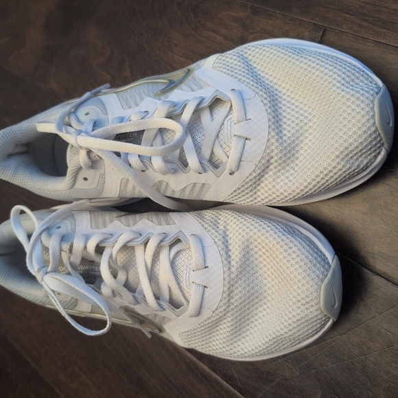 Nike White Athletic Shoes with Modern Design and Cushioned Support - Picture 3 of 8
